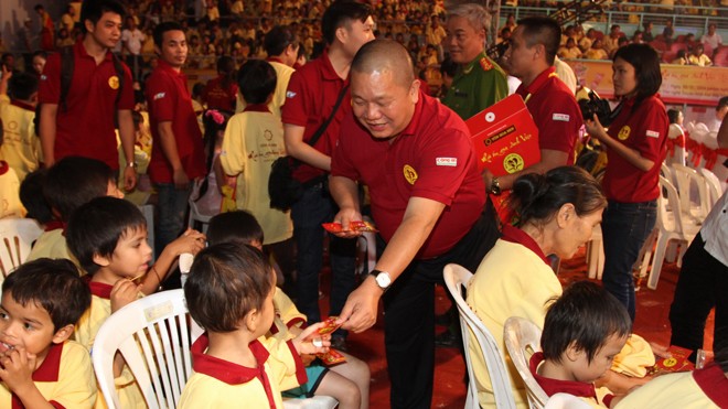 Ông Lê Phước Vũ, Chủ tịch Tập đoàn Hoa Sen tặng quà cho các em nhỏ có hoàn cảnh đặc biệt dịp Tết năm ngoái