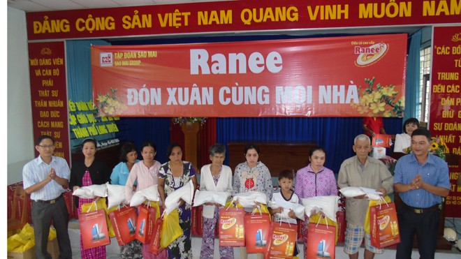 Lãnh đạo Tập đoàn Sao Mai trao quà cho các hộ nghèo ở Đồng bằng sông Cửu Long. 