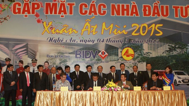 Lễ ký kết tài trợ các dự án tại buổi gặp mặt các nhà đầu tư Xuân Ất Mùi năm 2015 ở Nghệ An