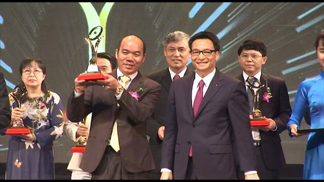 Ông Nguyễn Văn Thành nhận giải Vàng Thương hiệu Quốc gia do Phó Thủ tướng Vũ Đức Đam trao. 