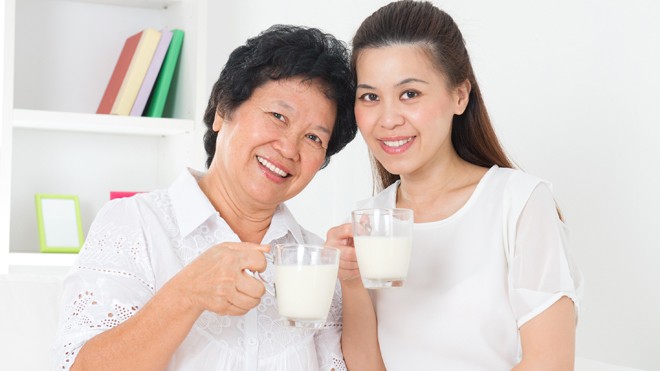 Sữa đóng vai trò đặc biệt quan trọng trong chế độ dinh dưỡng mỗi ngày của người lớn tuổi