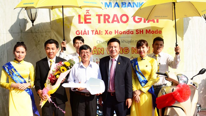 Đại diện Ban Lãnh đạo Nam A Bank trao thưởng xe Honda SH Mode cho Khách hàng may mắn là Ông Nguyễn Văn Lực đến từ Quận Tân Bình, TP.HCM