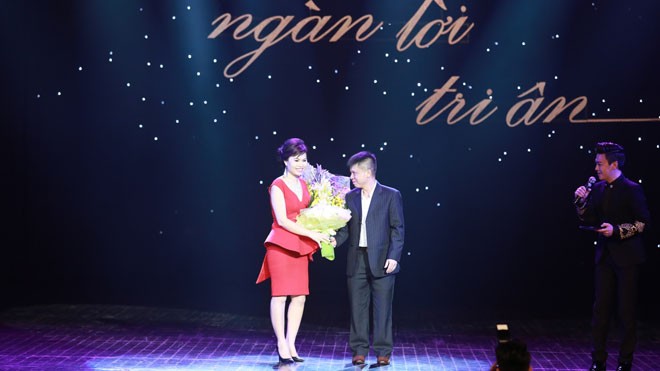 NTMT Kim Loan tặng hoa cảm ơn Ông Trần Anh Tuấn – đại diện Goldwell Việt Nam – đối tác tin cậy của Kim Loan. 