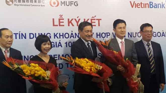 Ông Phùng Khắc Kế- thành viên HĐQT Vietinbank và đại diện 3 ngân hàng quốc tế tại lễ ký; Ảnh: KH 