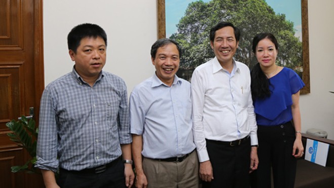 Đồng chí Thuận Hữu (thứ 2 từ phải qua) chụp ảnh lưu niệm với ông Kiều Văn Minh (thứ 3 từ phải qua). 