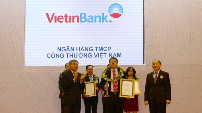 Đại diện VietinBank, Phó Tổng Giám đốc Nguyễn Văn Du nhận Chứng nhận Top 50 DN tăng trưởng xuất sắc nhất.