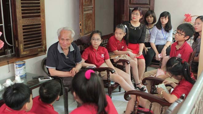 Học sinh chăm chú lắng nghe những câu chuyện chiến trường năm xưa về chiến dịch Hồ Chí Minh lịch sử qua lời kể của Trung tướng Nguyễn Quốc Thước