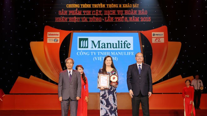 Bà Bùi Thị Kim Quy - Giám đốc phụ trách Khối Tiếp thị và Truyền thông đại điện Manulife Việt Nam nhận Huy chương vàng "Sản phẩm tin cậy 2015"