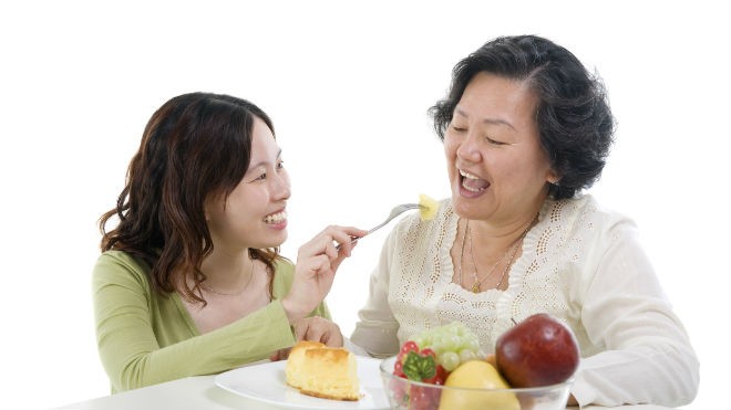 Chế độ dinh dưỡng hợp lý sẽ góp phần giúp khắc phục những trở ngại sức khỏe thường gặp ở người lớn tuổi.