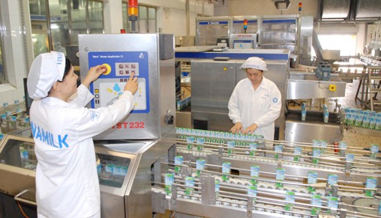 Dây chuyền sản xuất sữa hộp của Công ty CP Sữa Việt Nam.
