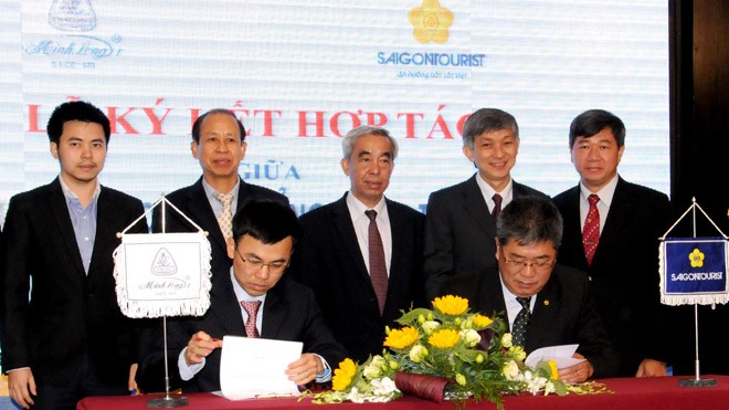 Ký kết hợp tác giữa Công ty TNHH Minh Long 1 và Saigontouris. 