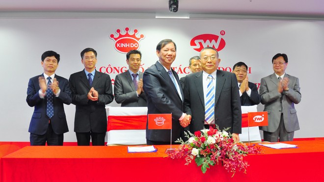 Đại diện Cong ty CP Kinh Đô và Saigon Ve Wong ký hợp tác sản xuất thực phẩm. 