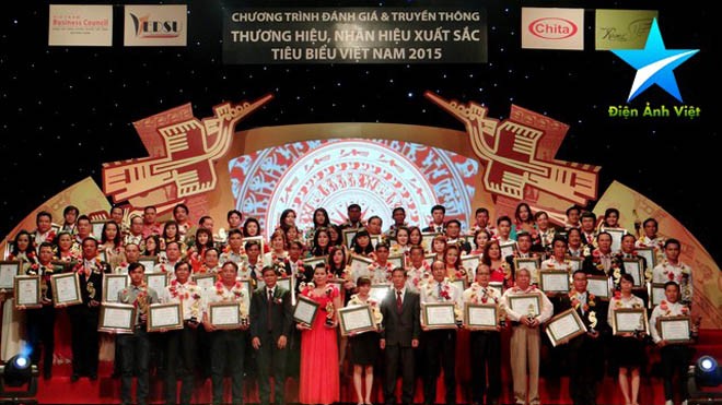 BS Hương (thứ 5 từ trái qua) trong buổi lễ trao giải thương hiệu, nhãn hiệu Xuất Sắc – Tiêu Biểu Việt Nam
