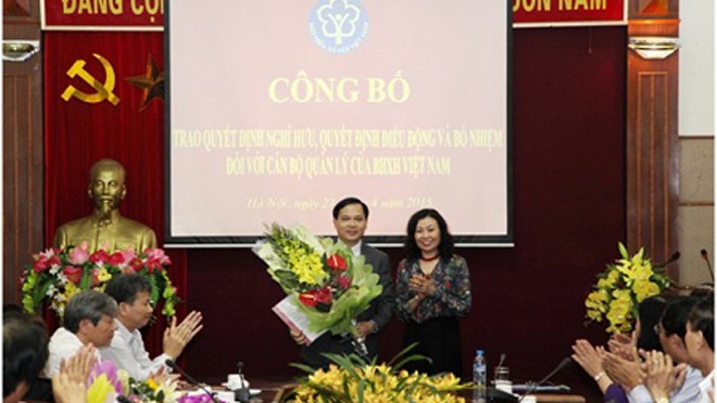 Tổng Giám đốc BHXH Việt Nam Nguyễn Thị Minh trao Quyết định điều động bổ nhiệm cho ông Chu Mạnh Sinh