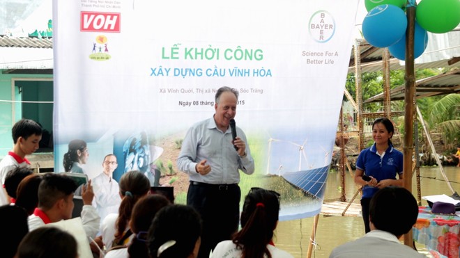 Ông David. J. Champion, Tổng Giám Đốc Bayer Việt Nam phát biểu tại Lễ khởi công xây mới cầu Vĩnh Hòa