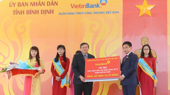 - Chủ tịch HĐQT VietinBank Nguyễn Văn Thắng trao tài trợ cho tỉnh Bình Định
