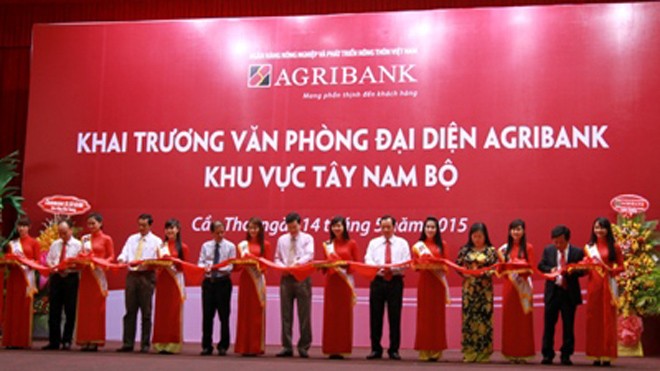 Cắt băng khai trương VPĐD KV Tây Nam bộ Agribank.