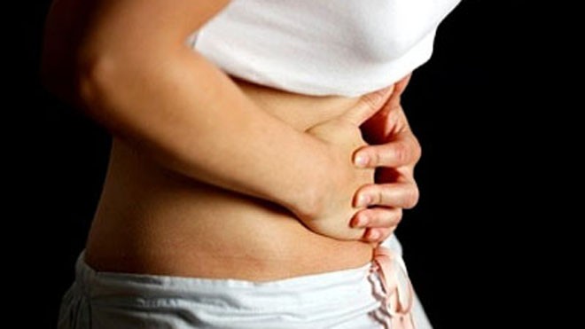 Đau bụng là một trong những triệu chứng của u nang buồng trứng.