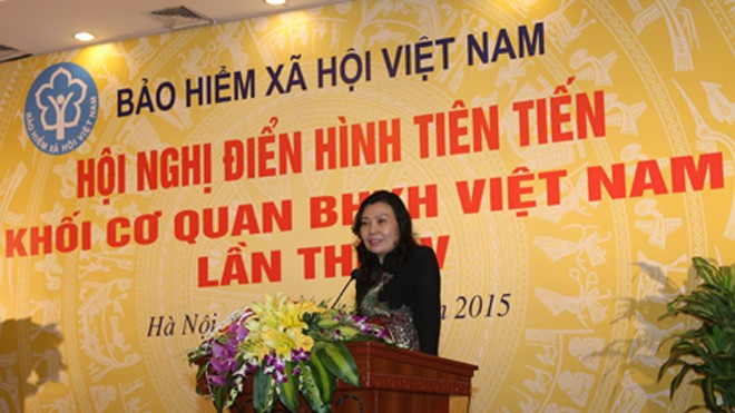Thứ trưởng, Tổng Giám đốc Nguyễn Thị Minh, Chủ tịch Hội đồng thi đua Ngành BHXH phát biểu khai mạc Hội nghị.