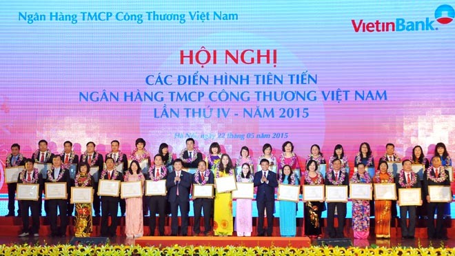 Vietinbank tặng cờ thi đua và giấy khen cho 48 tập thể tiêu biểu, xuất sắc.