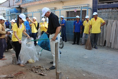Lãnh đạo UBMT Tổ quốc huyện Bình Chánh và cán bộ - nhân viên VWS cùng tham gia dọn dẹp, vệ sinh môi trường