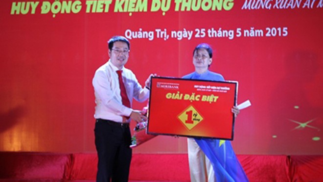 Phó Tổng Giám đốc Agribank - ông Nguyễn Tuấn Anh trao giải đặc biệt 1 tỷ đồng cho bà Phan Thị Liễn