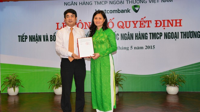 Ông Nghiêm Xuân Thành - Chủ tịch HĐQT Vietcombank trao quyết định tiếp nhận và bổ nhiệm cho bà Đinh Thị Thái - tân Phó Tổng giám đốc Vietcombank