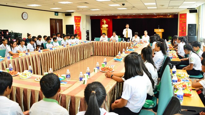 Ông Trương Quang Hiệp – Phó Chủ tịch Thường trực Công đoàn Vietcombank phát biểu chào mừng tập thể giáo viên và học sinh Trường PTDTNT Đam Rông tới thăm Vietcombank.