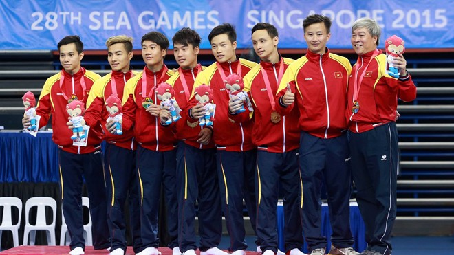  Phước Hưng (ngoài cùng bên trái) đã thi đấu xuất sắc để mang về chiếc HCV TDDC đầu tiên cho thể thao Việt Nam ở SEA Games 28