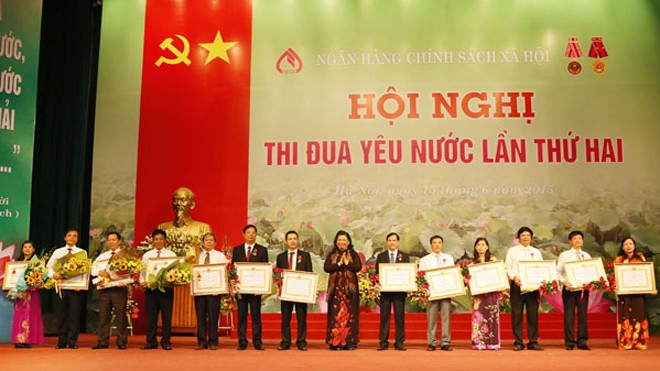 lãnh đạo Đảng và Nhà nước, đồng chí Tòng Thị Phóng, Ủy viên Bộ Chính trị - Phó Chủ tịch Quốc hội nước CHXHCN Việt Nam trao tặng Huân chương Lao động của Chủ tịch nước cho các tập thể và cá nhân đã có thành tích xuất sắc trong giai đoạn 2010 - 2015