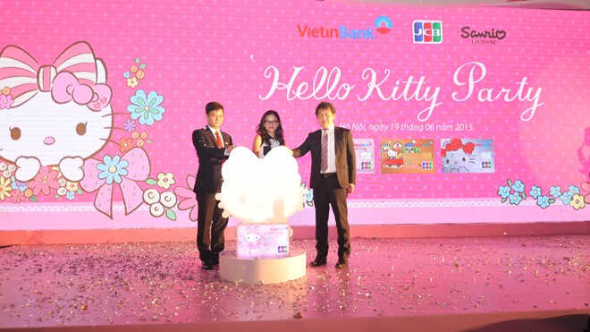 Đại diện VietinBank, Sanrio, JCB nhấn nút khai trương Thẻ tín dụng đồng thương hiệu VietinBank - Hello Kitty - JCB