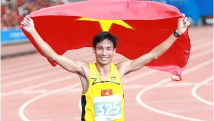 Nguyễn Văn Lai đã bảo vệ thành công danh hiệu ĐKVĐ đồng thời phá sâu kỷ lục SEA Games ở cự ly 5000m. Ảnh: Quốc Khánh TTXVN
