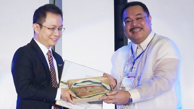 Đại diện TH true MILK nhận giải thưởng thực phẩm tốt nhất ASEAN