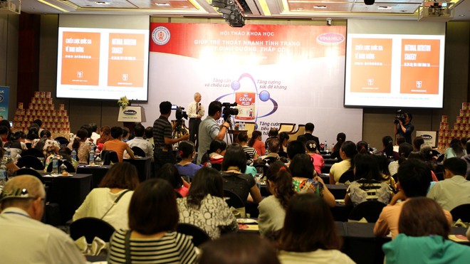 Hội thảo thu hút gần 500 bà mẹ đến nghe các chuyên gia dinh dưỡng tư vấn