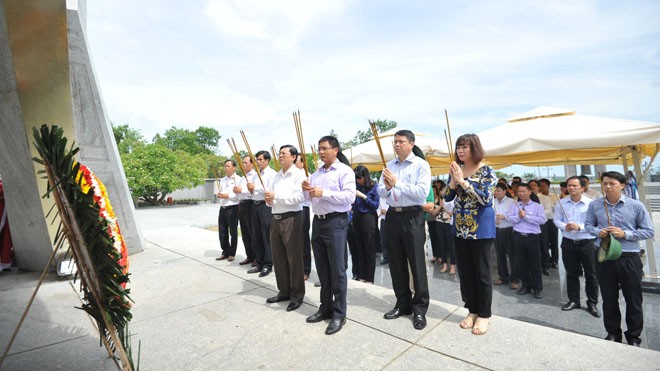 1. Đoàn đại biểu VietinBank cùng đại diện lãnh đạo tỉnh Quảng Trị thực hiện lễ viếng và dâng hương tại NTLS Quốc gia đường 9