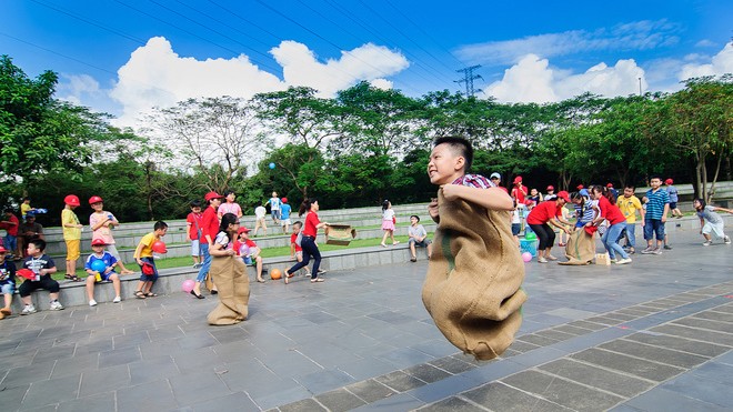Mật độ cư dân, diện tích nhà ở bình quân là một trong những tiêu chí đánh giá chất lượng sống của người dân. Trong ảnh: trẻ em vui chơi tại công viên Yên Sở.