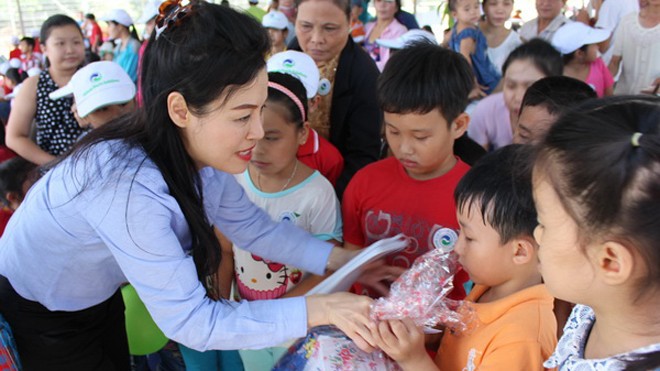 Bà Huỳnh Thị Lan Phương - Phó Tổng giám đốc VWS tặng quà và lì xì cho các em thiếu nhi trong chương trình.