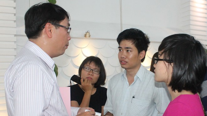 Tiến sĩ Đinh Minh Hiệp (bìa trái) - thành viên nhóm nghiên cứu - trao đổi về công nghệ nuôi cấy với báo chí.