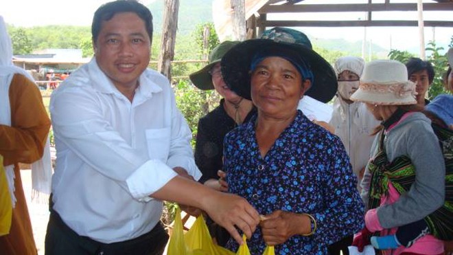 BS Khởi trao quà cho bà con nghèo tỉnh Ninh Thuận
