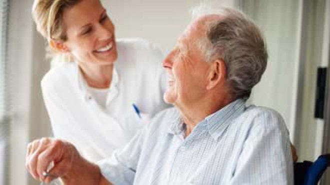 Điều trị bệnh gút ở người cao tuổi cần các biện pháp an toàn.