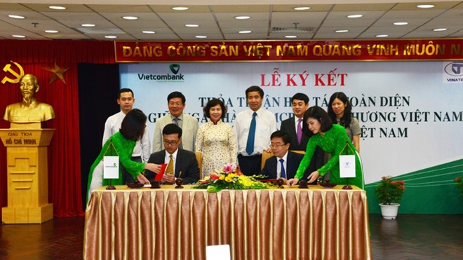 Ông Phạm Quang Dũng – thành viên HĐQT - Tổng giám đốc Vietcombank (ngồi bên trái) và ông Lê Tiến Trường - thành viên HĐQT - Tổng giám đốc Vinatex đại diện hai bên ký kết Thỏa thuận hợp tác toàn diện.