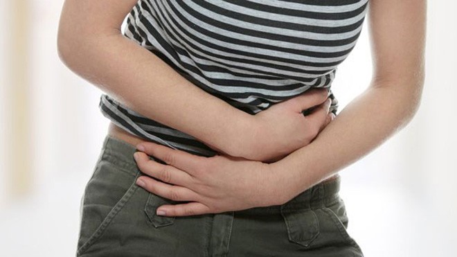 U xơ tử cung có thể khiến người bệnh bị đau bụng khi hành kinh 