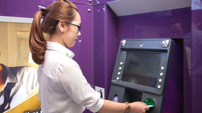 ATM – Làm sao để tiện ích mà không “nặng phí”?
