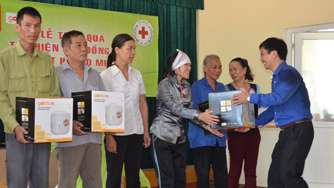 Big C tặng quà người dân bị thiệt hại do mưa lũ ở Quảng Ninh