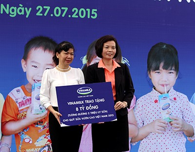 Vinamilk dành 8 tỷ đồng cho Quỹ sữa “Vươn Cao Việt Nam”