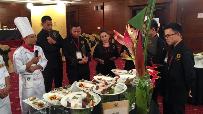 Đội đầu bếp nhà hàng Bảo Châu Boutique Sapa đang thuyết trình các món ăn trước Ban giám khảo.