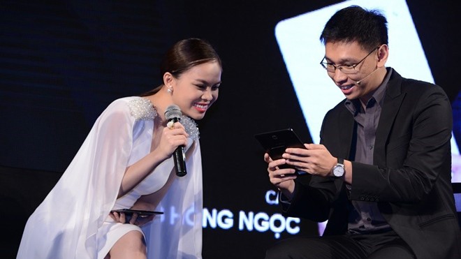 Doanh hân Mike Trần và ca sỹ Giang Hồng Ngọc thích thú trải nghiệm Galaxy Tab S2