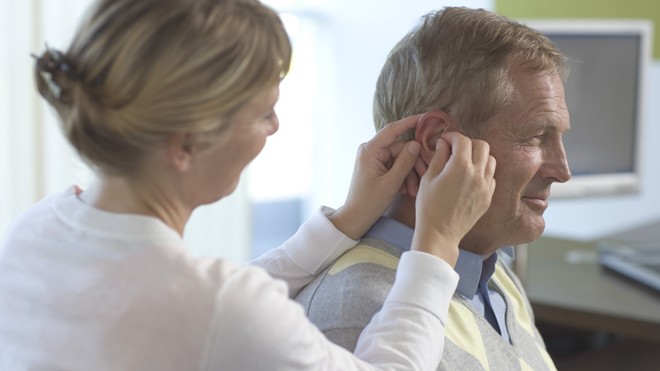 Người cao tuổi nên đi khám tai khi có biểu hiện nghe kém