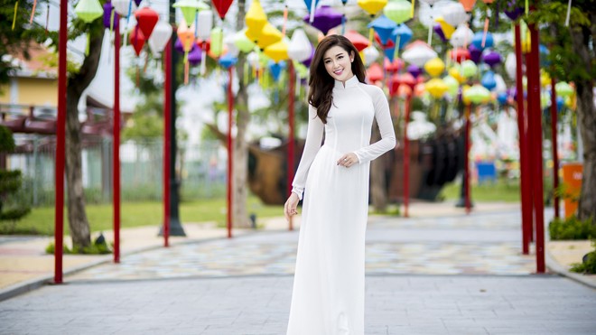 Trong tà áo dài trắng thanh khiết, Huyền My đã lưu lại những khoảnh khắc vui tươi trong khuôn viên Asia Park rực rỡ sắc màu.