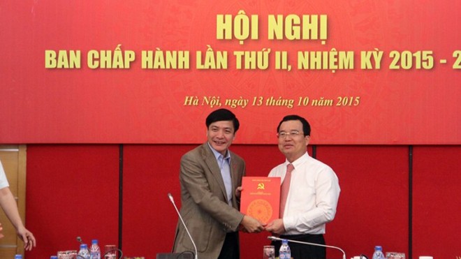 Đồng chí Bùi Văn Cường (trái) trao quyết định Quyền Bí thư Đảng ủy Tập đoàn đến đồng chí Nguyễn Quốc Khánh
